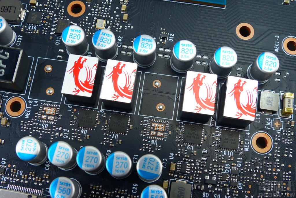 繪圖顯示晶片供電轉換單相採用 1 顆 NCP302045,MOSFET 輸入、輸出儲能濾波電容均為 105℃/5000 小時壽命規格,電感則未標示
