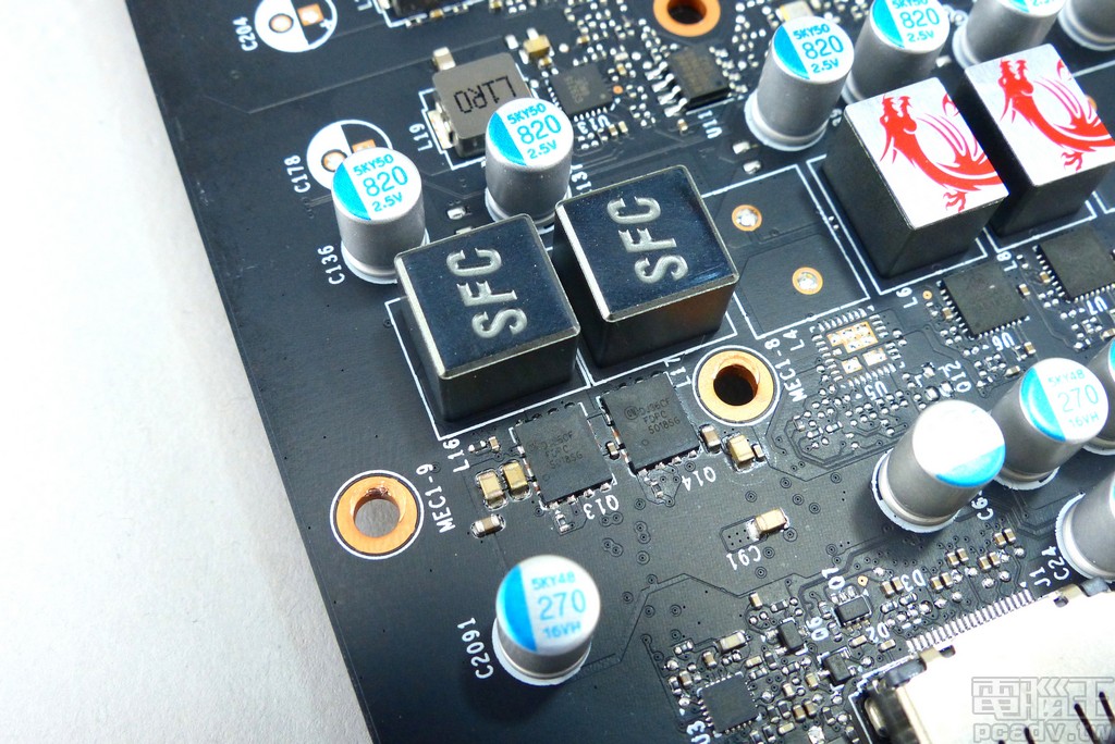 記憶體主要供電採用 2 相計,單相採用 1 顆 FDPC5018SG 與 1 顆 0.63μH 電感,2 相再並聯 2 顆 820μf 電容