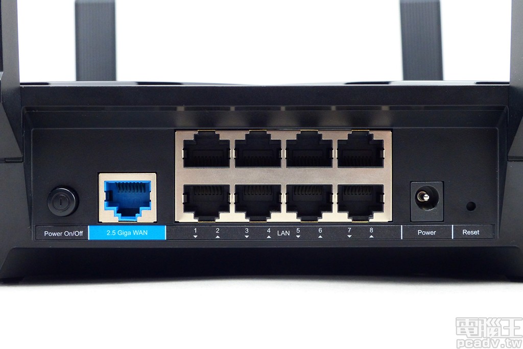 ▲ 機身背部放置電源輸入、電源開關、重置鈕，並具有 1 個支援 2.5Gbps 的 RJ45 WAN 埠以及 8 埠支援 1Gbps 的LAN埠，其中 LAN2 和 LAN3 支援 802.3ad Link Aggregation 鏈路聚合。