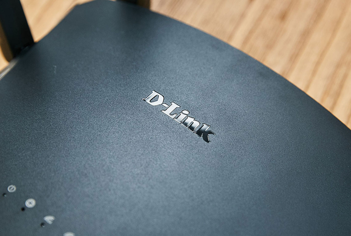 鋼琴烤漆材質的 D-Link Logo 在霧黑機身的映襯下頗有質感
