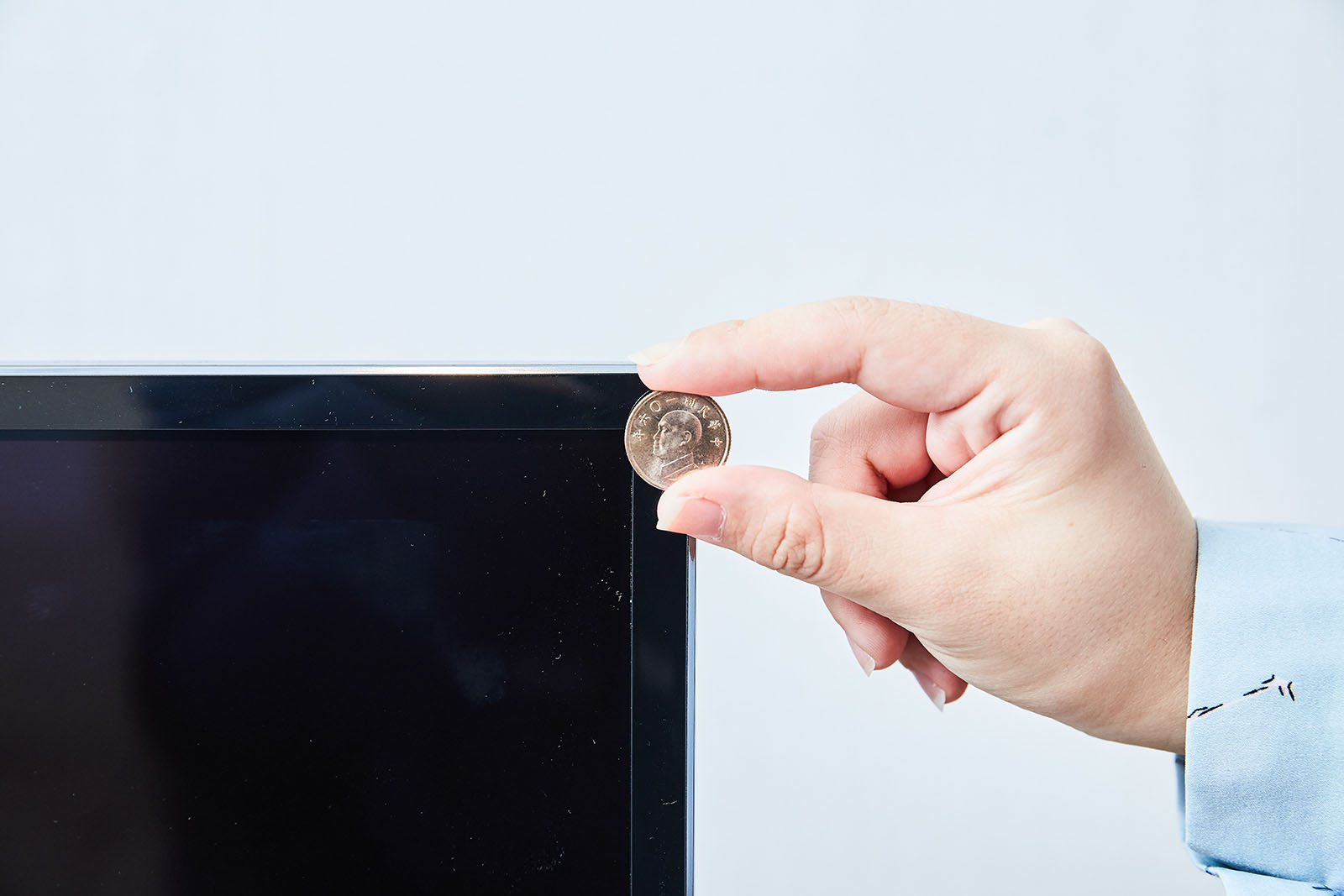 而視覺上感受到優異的屏占比，其主因源自於極窄的邊框設計，透過一元硬幣比對，相信更清楚看見 TH-55GX750W 的特色。