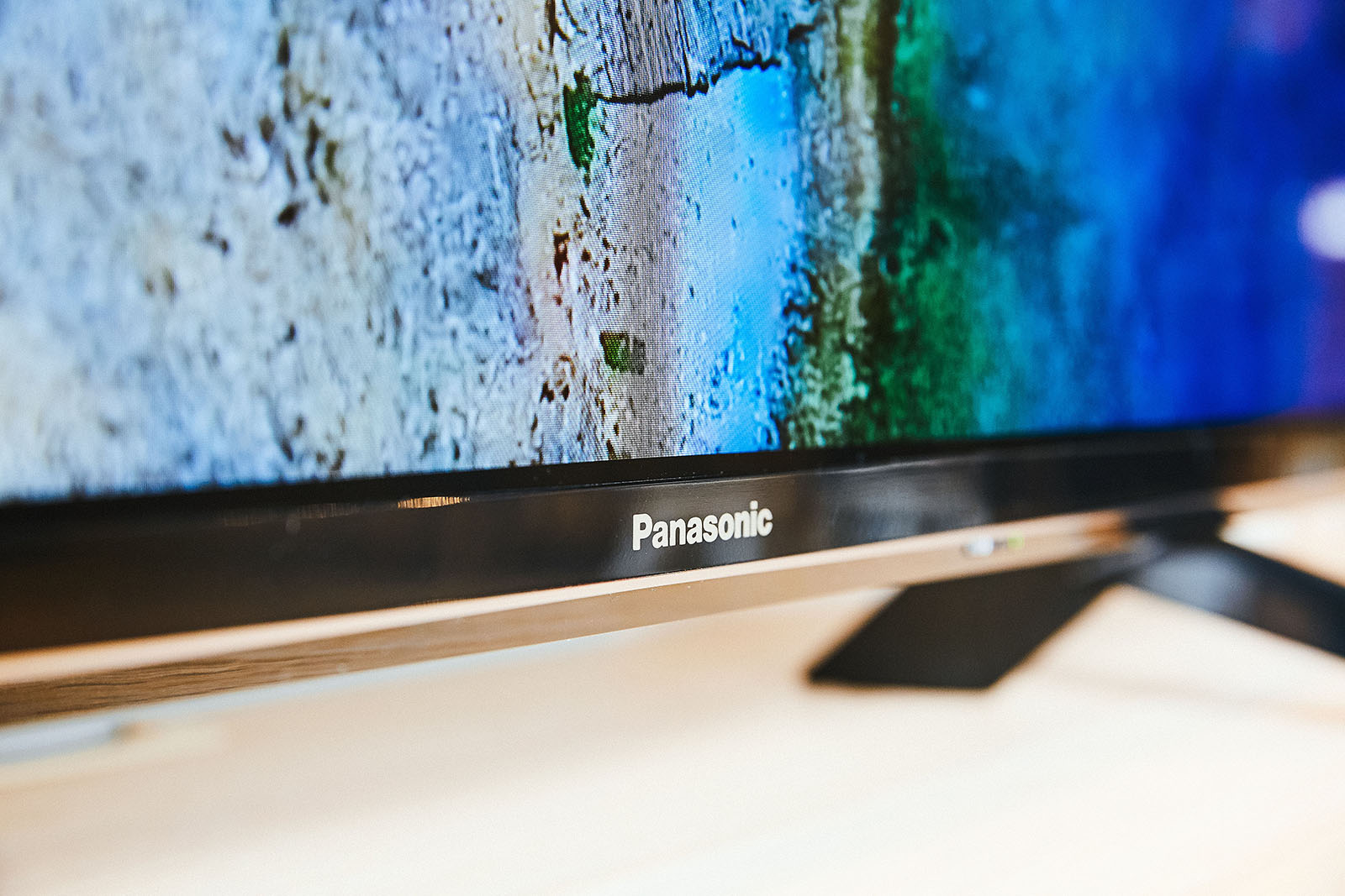 螢幕邊框採用鋼琴烤漆鏡面設計，在下方中央低調顯示品牌商標，也彰顯出 TH-55GX750W 的優異質感。