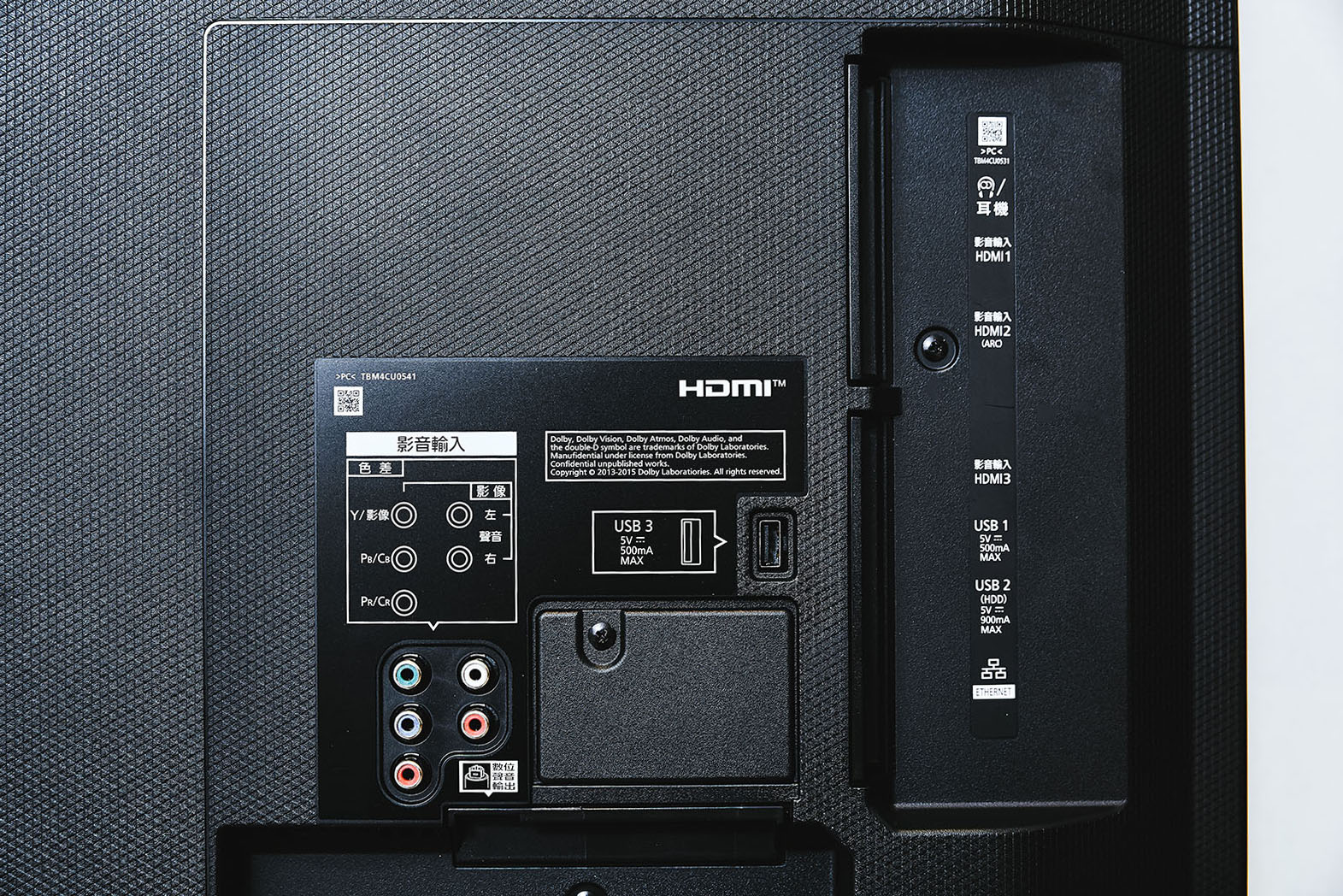 機背共有三區傳輸介面群配置，背板表面可見色差端子與 A/V 影音端子傳輸介面，以及一組 USB 端子。