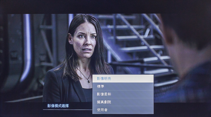 循例，影像設定中對於初入門用家或是影音發燒友來說，最根本的設置基礎就是影像模式，而 TH-55GX750W 並未特別強調影像模式的數量，更精準地說，這款電視希望用家可以利用相對少的廠設模式，與極度豐富的細項調整，調校出最佳影音表現，所以不同的影像模式間就有著相對清楚的對比性。 首先是影像模式：影像明亮。