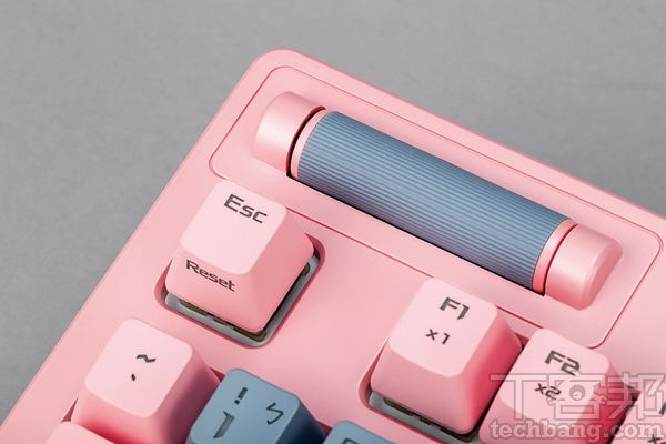 音量滾輸在鍵盤左上方提供滾輪，可以更直覺及便利的調整音量。