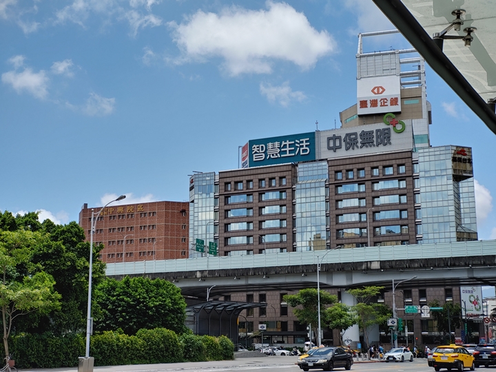 LG G8s ThinQ 動手玩,有創意的輕旗艦