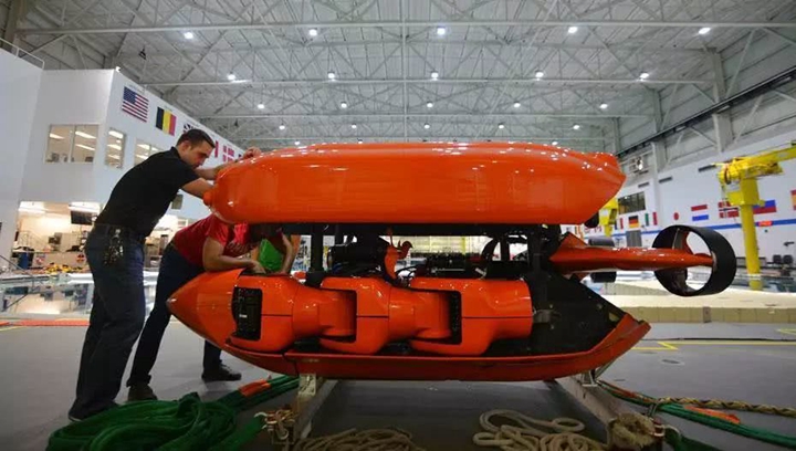 在休士頓巨型人造湖中,NASA「養」了一隻海底變形金剛