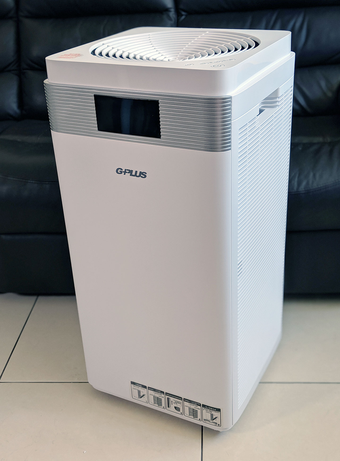 G-Plus Pro 1000 為四方柱體設計，純白的外殼加上機身簡約的設計，能輕易融入不同風格的裝潢環境。