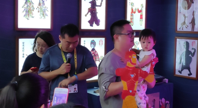 將鋼鐵人與美國隊長做成皮影人偶、用機器人表演皮影戲，能否讓失傳的技藝得以流傳？
