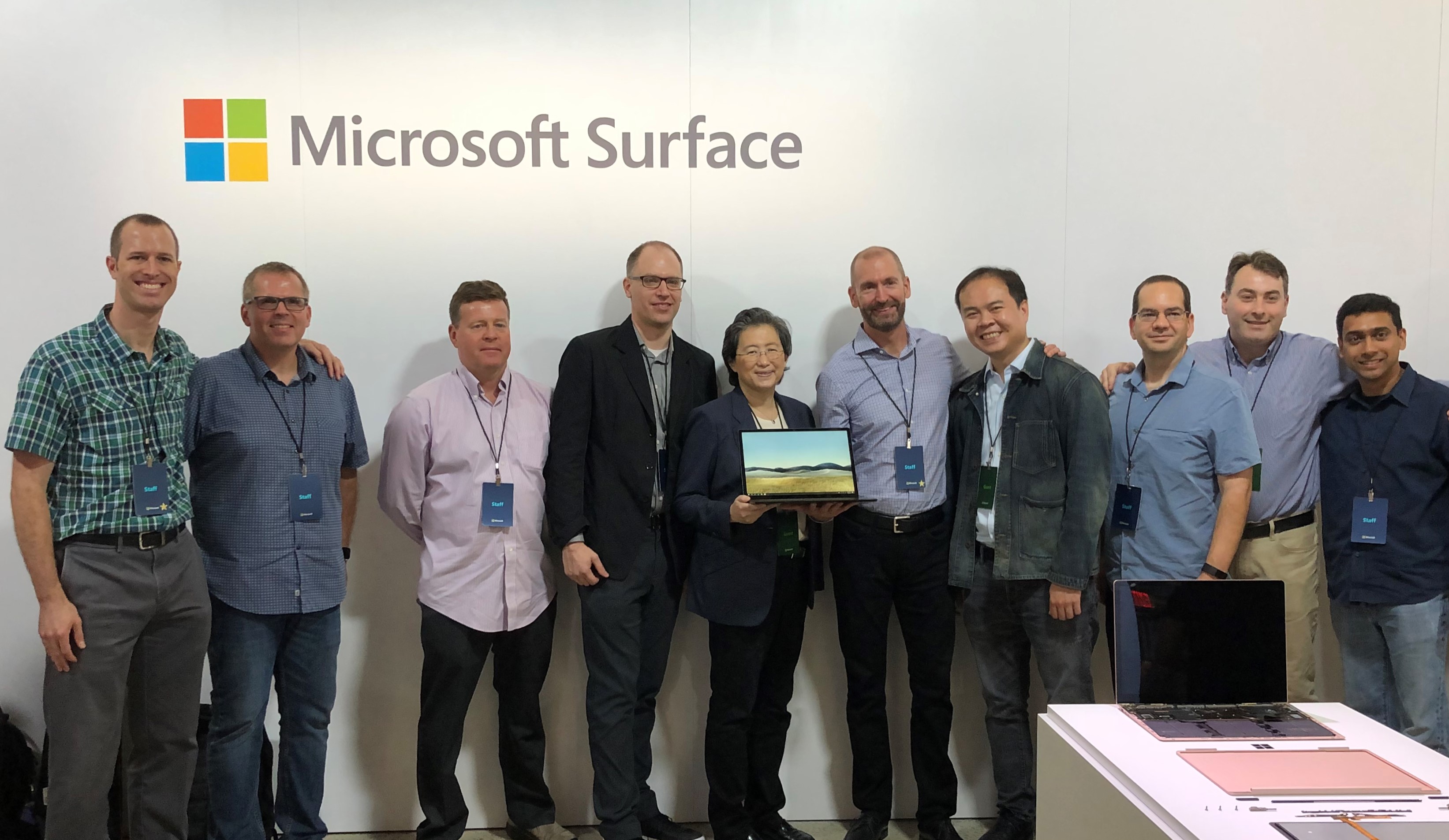 ▲ AMD CEO Lisa Su 一同出席與 Microsoft Surface 團隊合照。