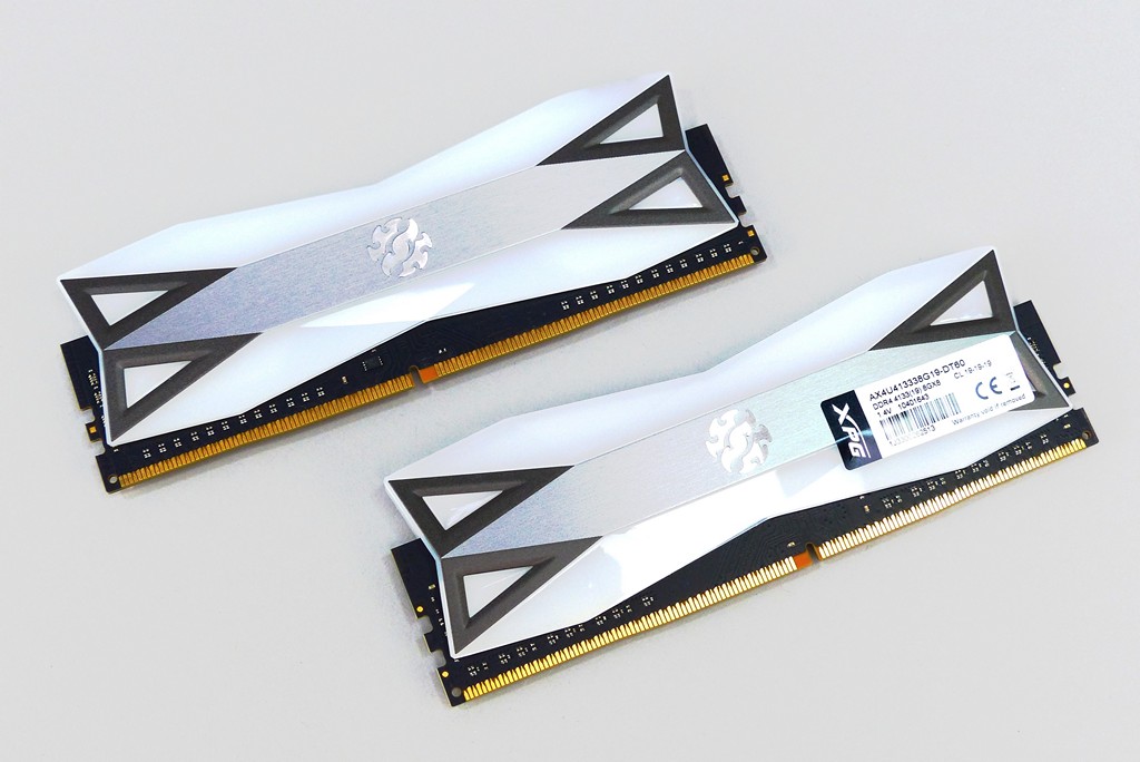 ▲ SPECTRIX D60G DDR4記憶體模組雙面採用對稱式設計,乳白色區域為發光區,中央再以 XPG圖樣裝飾金屬飾板。