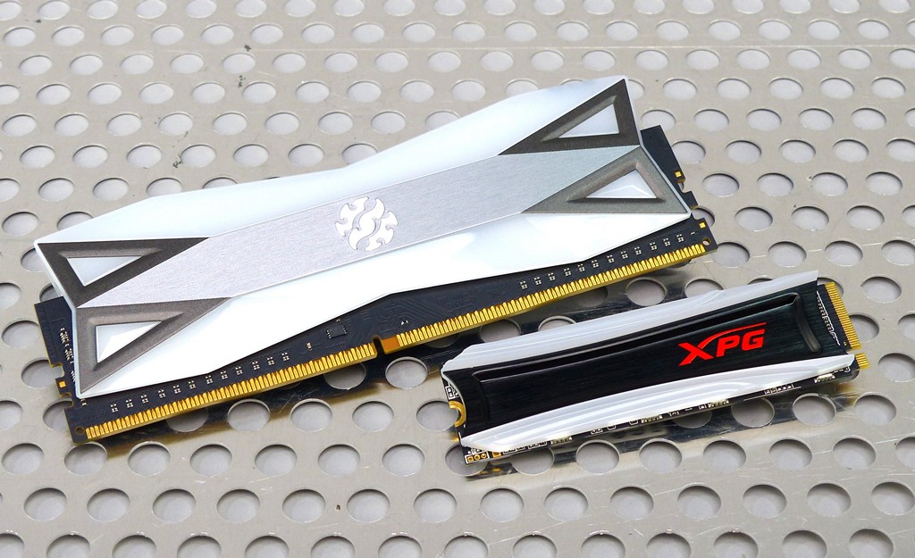 ADATA XPG SPECTRIX D60G與SPECTRIX S40G，不僅擁有RGB能為玩家增添個人化風格，效能也不妥協。