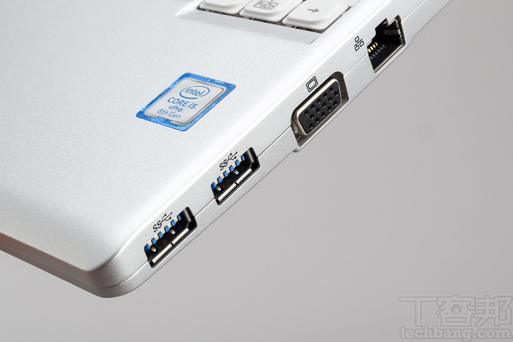 機身右側可見 RJ-45、D-Sub、兩組 USB 3.0 Type-A 。