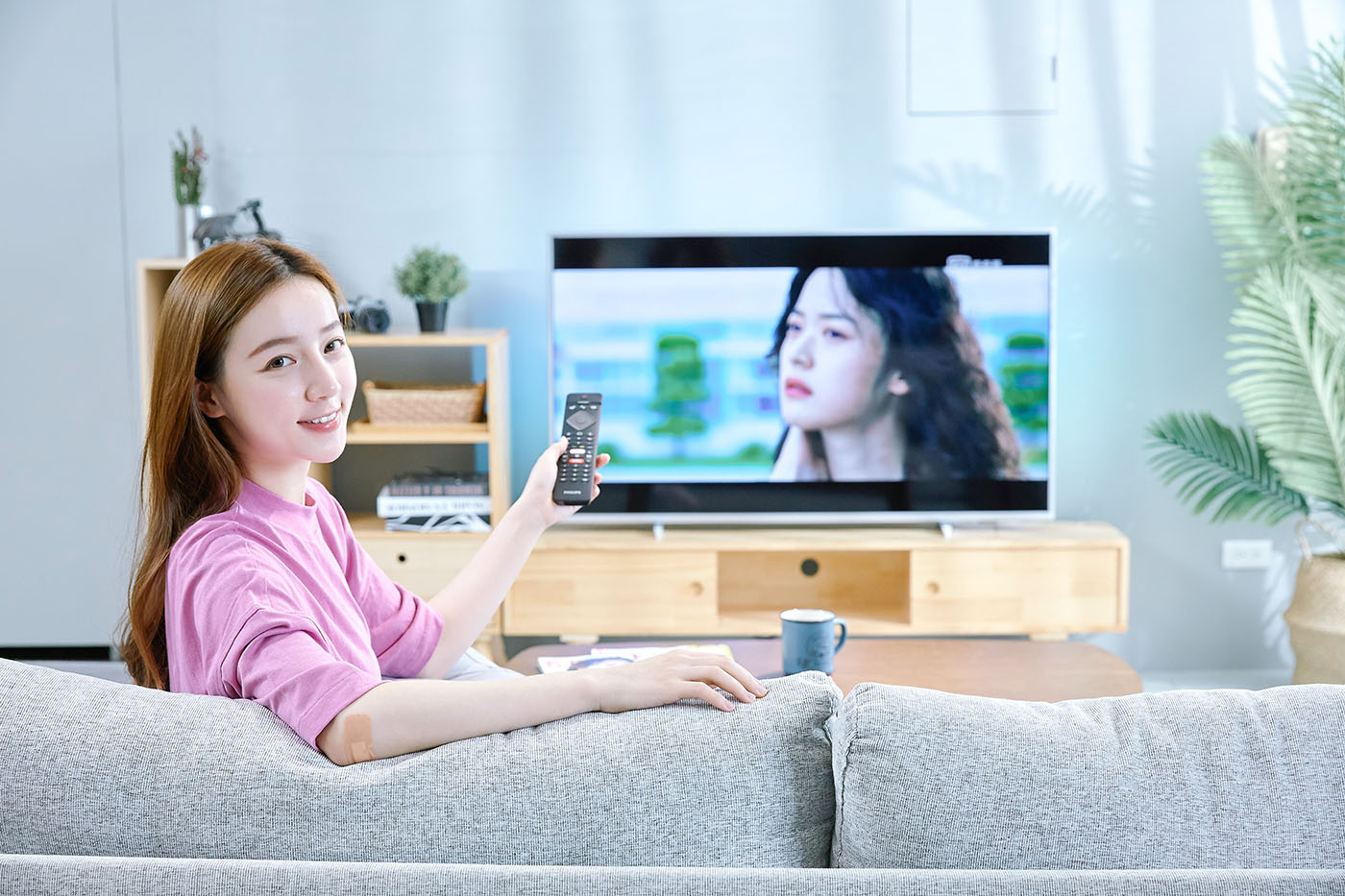搭載Android TV 9.0系統，支援語音搜尋，ISF畫質表現，Philips 55PUH7374 大型液晶顯示器