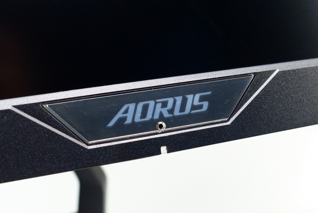 螢幕前下方AORUS字樣壓克力名牌內建麥克風，直接面對機械式鍵盤與滑鼠，可有效消除按鍵聲。