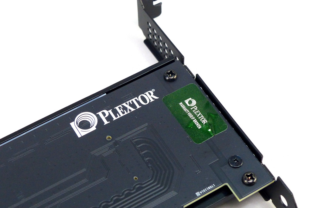 Plextor將M9P(Y) Plus M.2 2280 SSD和AIC PCIe x4轉接卡的保固視為一體，於其中1顆散熱片螺絲貼上防拆貼紙。