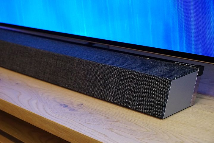 OLED934 系列採用電視本體搭配 Soundbar 底座的設計。