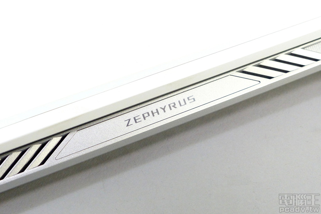 後方轉軸另外貼有 ZEPHYRUS 字樣的壓克力貼紙。