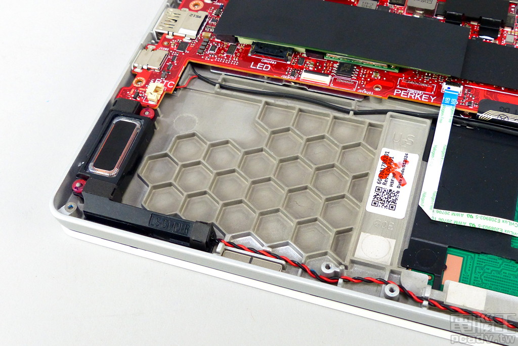 ROG Zephyrus G14 置腕處內部採用蜂巢肋條，加強整機穩固性。