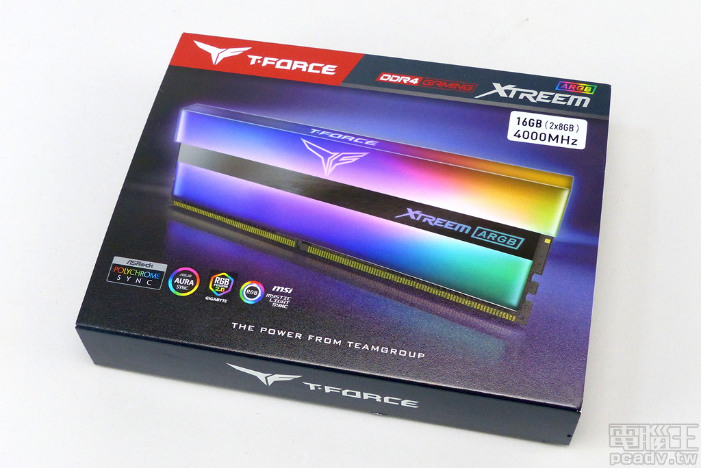 此次電腦王編輯部收到的 Team Group T-Force XTREEM ARGB 記憶體模組，為 DDR4-4000 8GB x 2 16GB 雙通道套裝模組，包裝正面外觀印製該記憶體模組發光效果。