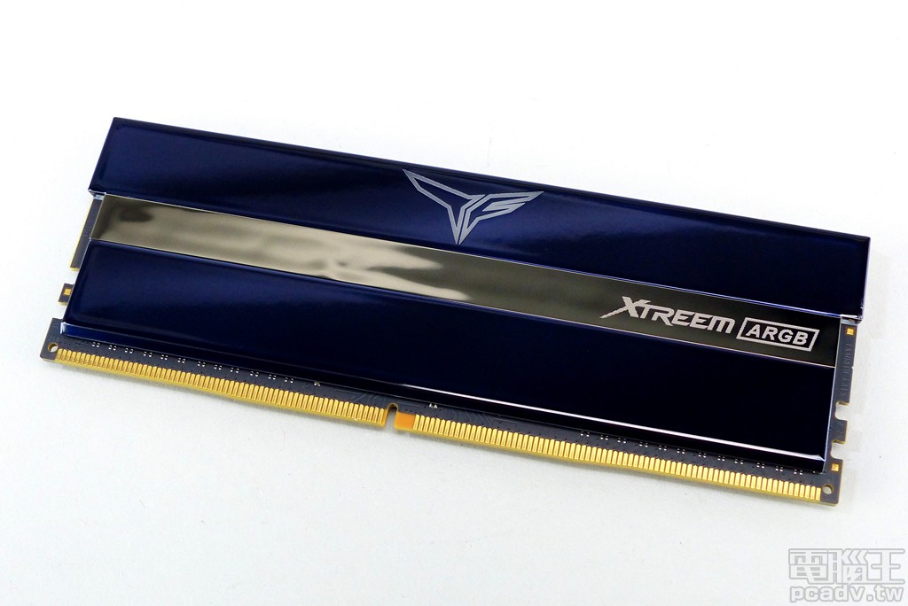 移除 T-Force XTREEM ARGB DDR4 記憶體模組表層保護膜，能夠看見濺鍍顏色為深藍色～紫色之間，中央銀色裝飾帶能夠遮蔽 LED 封裝不均勻的燈光。