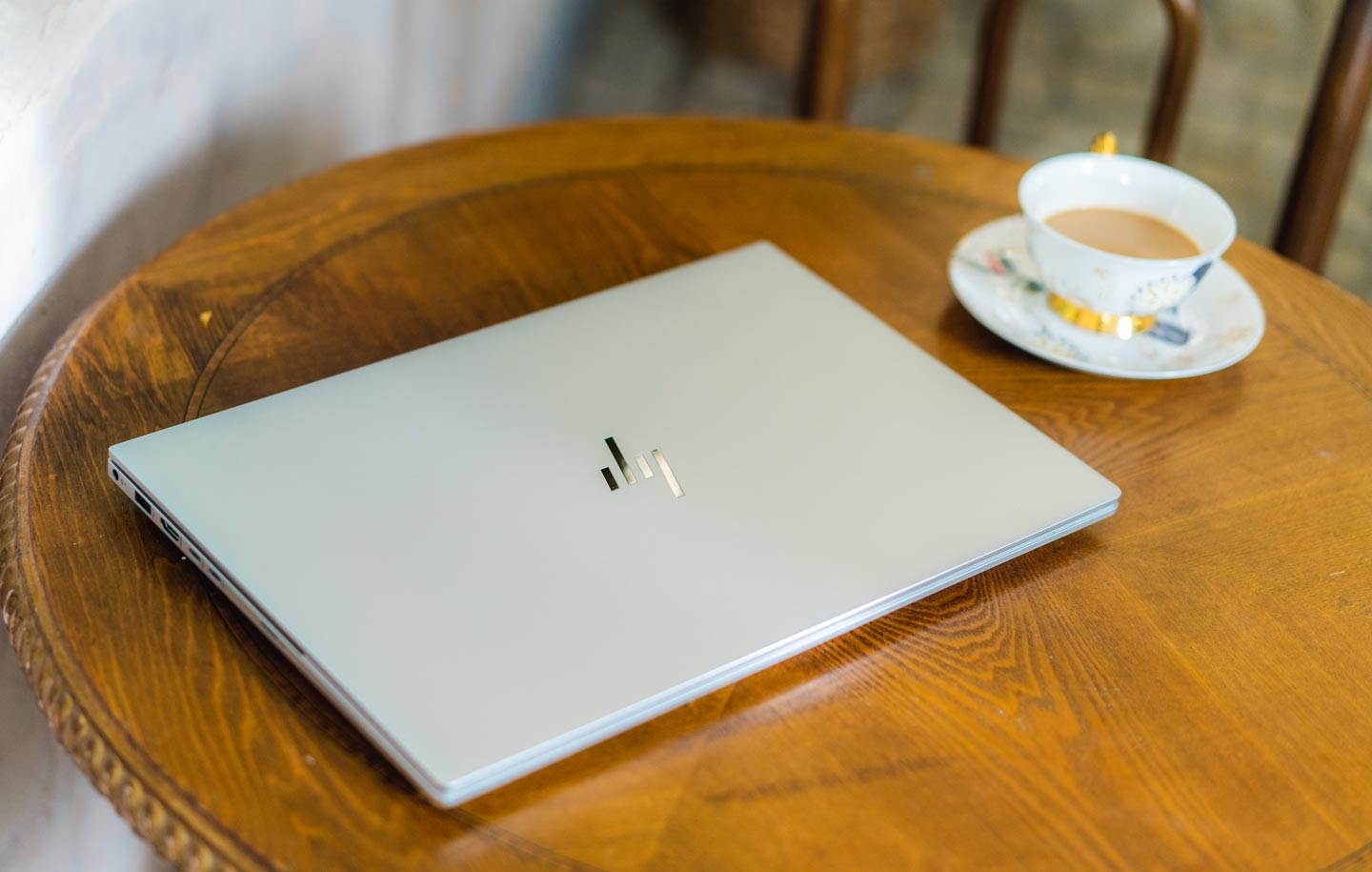 HP ENY 15 的整機三面(A、C、D)採用鋁合金打造,並經過霧面處理,同時呈現金屬原色,雖說機身上蓋僅僅只放上了 HP 極簡風格的新式 LOGO,但在視覺上卻極度吸睛。