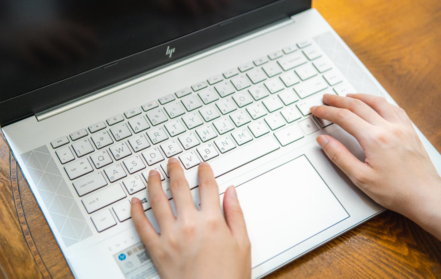 HP ENY 15 在機身 C 面也採用了鋁合金材質打造,甚至孤島式的鍵盤也採用同色系處理,看起來很有一體感。另外在鍵盤右下角的 ALT 鍵盤也整合了一個指紋辨識器,方便使用者更安全地登入系統。