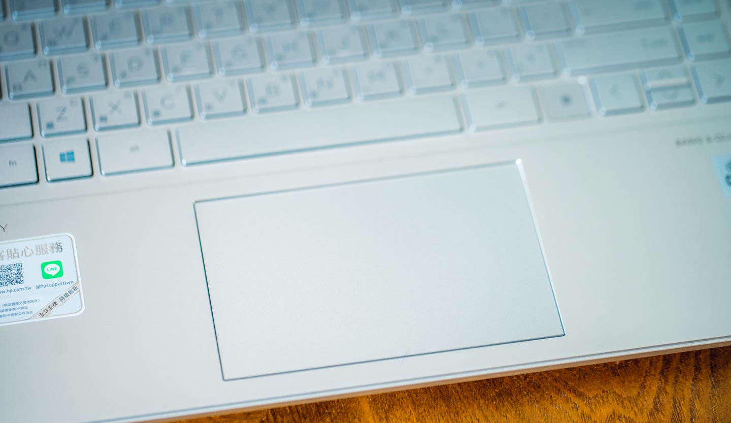 鍵盤下方也配置了一個大尺寸的無鍵式觸控板,表層也加上了玻璃層讓操作手感更上一層樓。