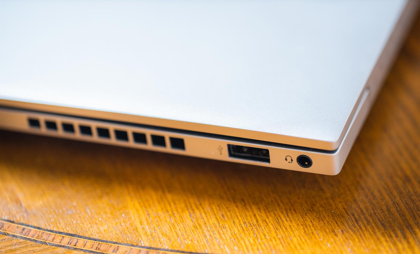 機身右側則設置了 3.5mm 耳機/麥克風二合一孔與一組 USB 3.2 A Gen1 埠。