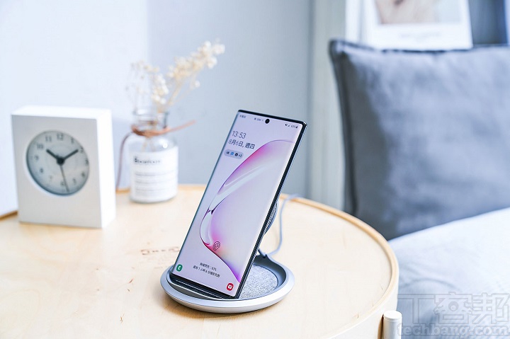 Moshi Lounge Q 動手玩，高速 15W PD 加 QC 快充、可調式充電盤充電效率高、手機直放橫放都適合