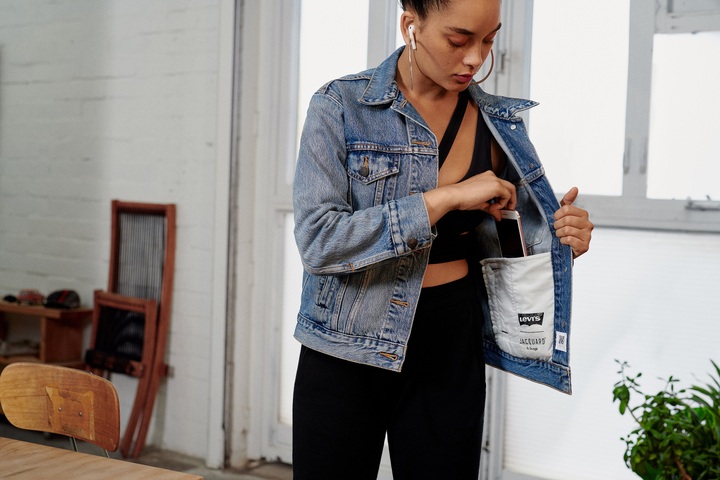 LEVI’S 第二代智慧丹寧夾克，可以將手機簡單藏於服飾當�。