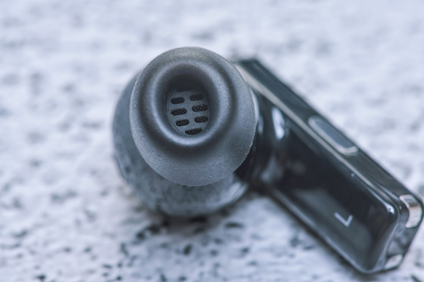 FreeBuds Pro 搭載11 mm 口徑驅動單體，在入耳式耳機類型產品中，屬於大口徑振膜設計，所以實際聆聽時，可以感受到更豐沛的中低音，以及細緻的高頻表現，這部分聽感說明，小編將透過下文中的歌曲範例，詳細剖析。