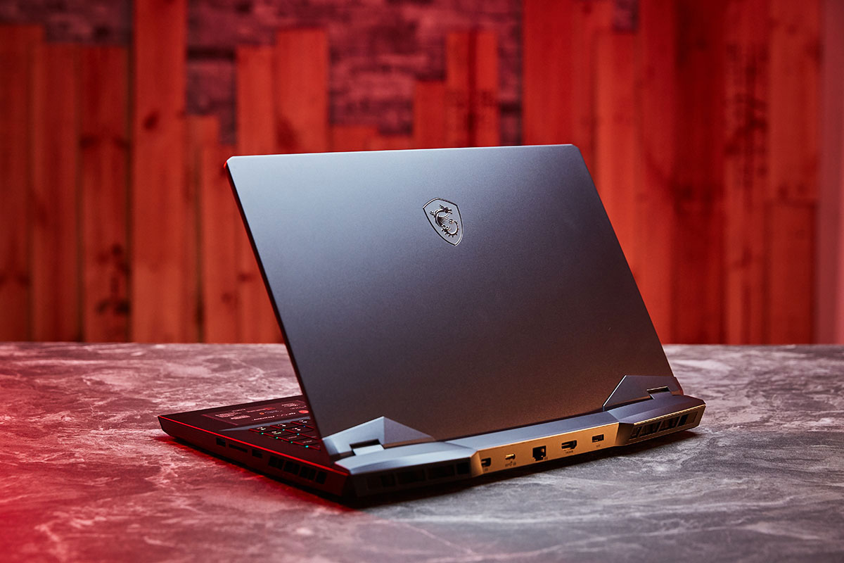 MSI GE66 採用了鋁合金材質打造機身,獨特的「鈦銀」色款看起來滿滿科幻風格,機身尾部也搭配了獨特造型與亮銀色的轉軸設計。