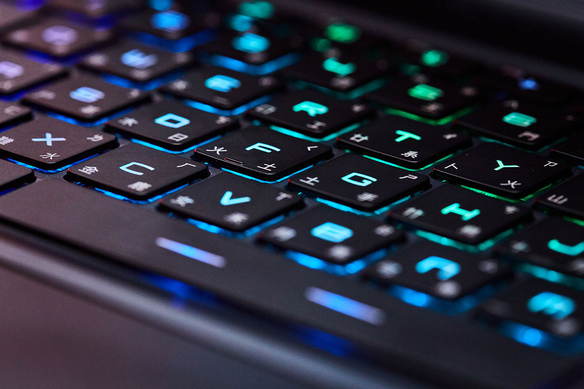 MSI GE66 的鍵盤同樣為知名電競品牌 Steelseries 打造,並提供單鍵 RGB 燈效自訂的功能。