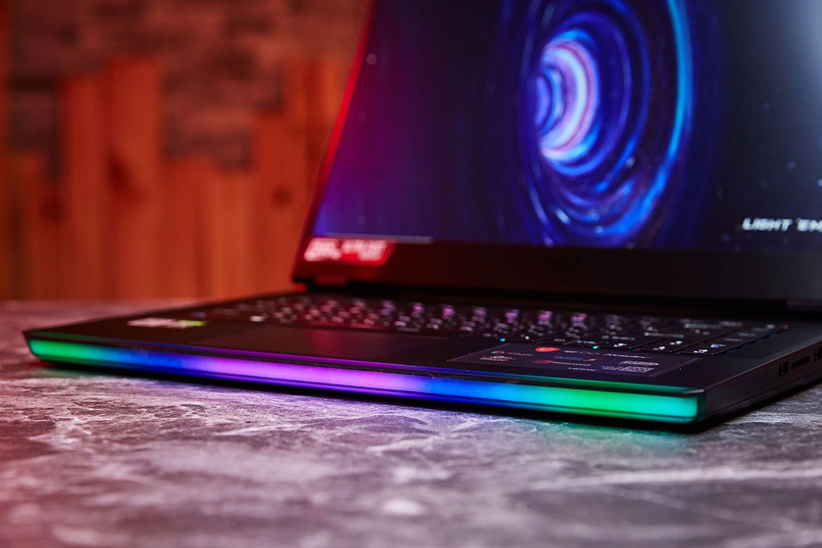 MSI GE66 在機身前端所配置的 Mystic Light Bar 可以說是整台筆電在外觀上具特色的存在,與鍵盤一樣可以透過內建的 SteelSeries Engine 3 來自定義 1670 萬種色彩的搭配,同時也有更為多元的動態效果呈現方式。