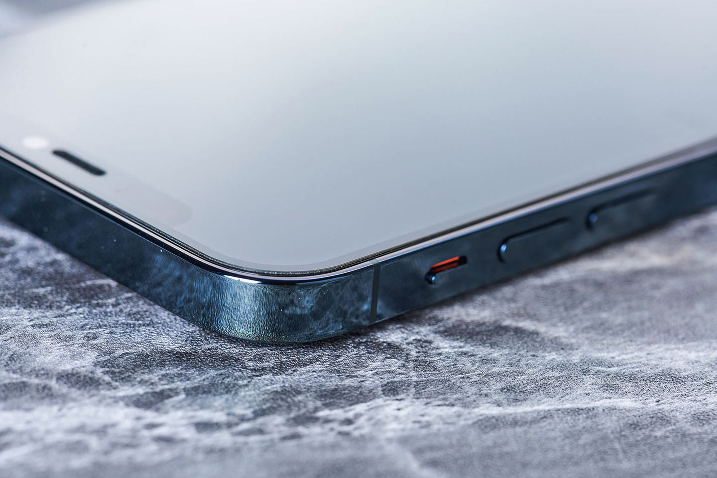 iPhone 12 在張貼了 3D 壯撞貼之後，可以看到邊緣處非常服貼，也能做到完全覆蓋整片螢幕的完整防護。