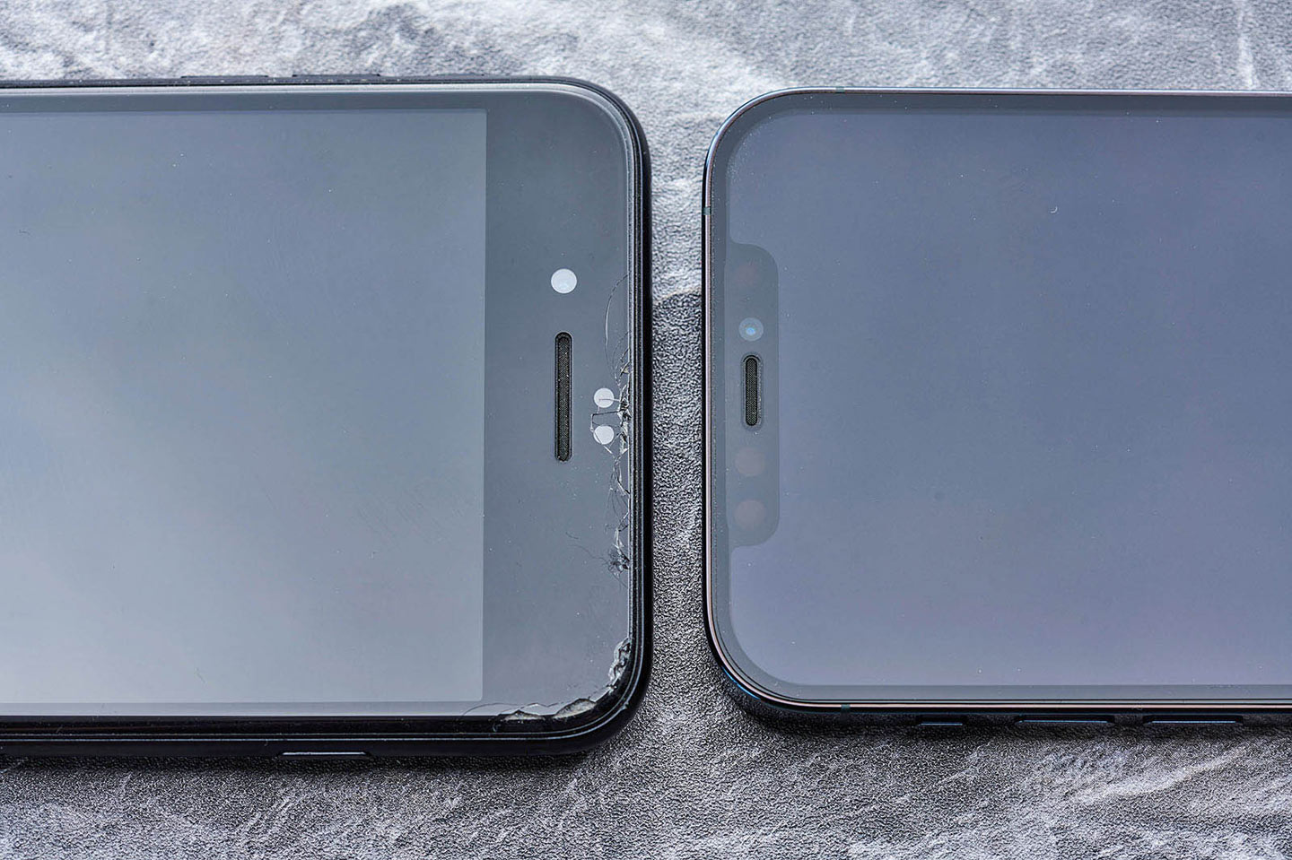 相較於一般的玻璃保護貼（圖左），3D 壯撞貼（圖右）有著更好的耐衝擊力，而且不會有破損而導致使用者有受傷疑慮的狀況。