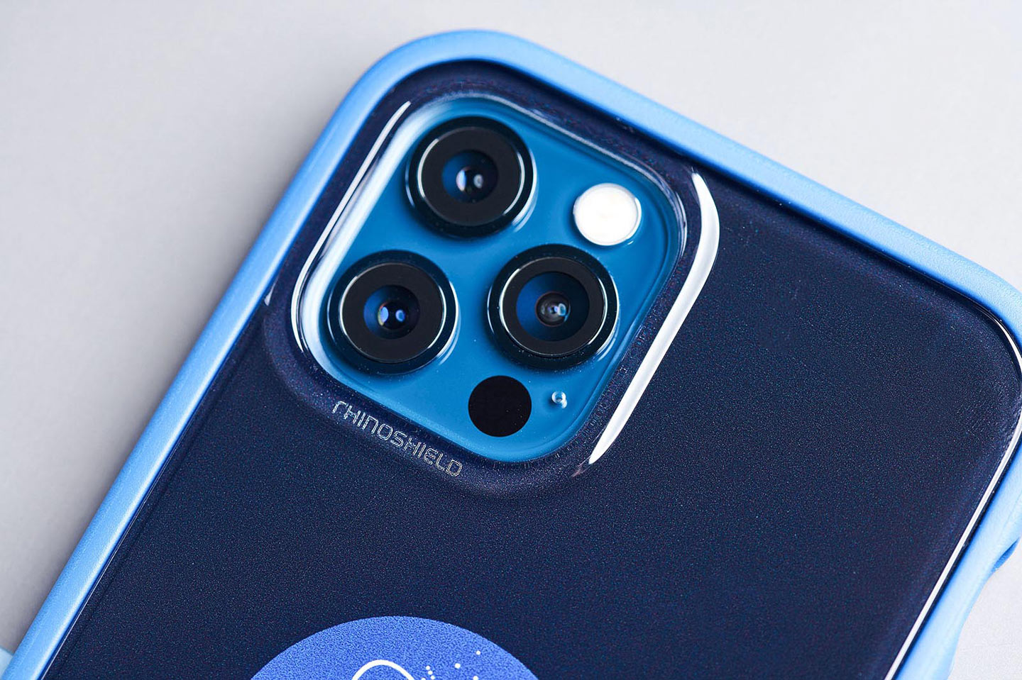 加上了背板也能為 iPhone12 的機身背面多加上一層防護。