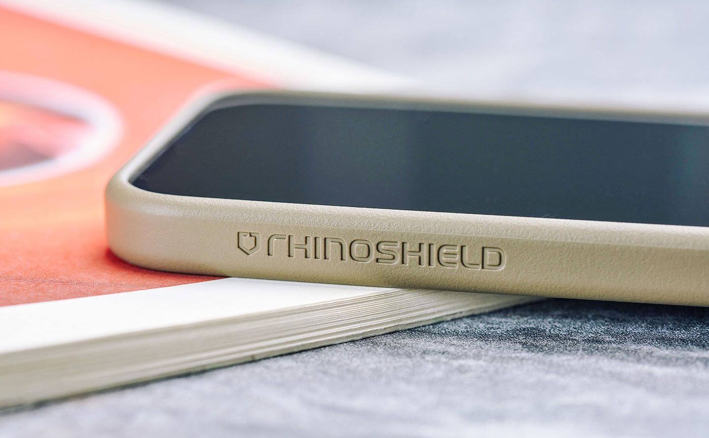 SolidSuit 邊框處的犀牛盾 LOGO，也代表了對手機防護的承諾！