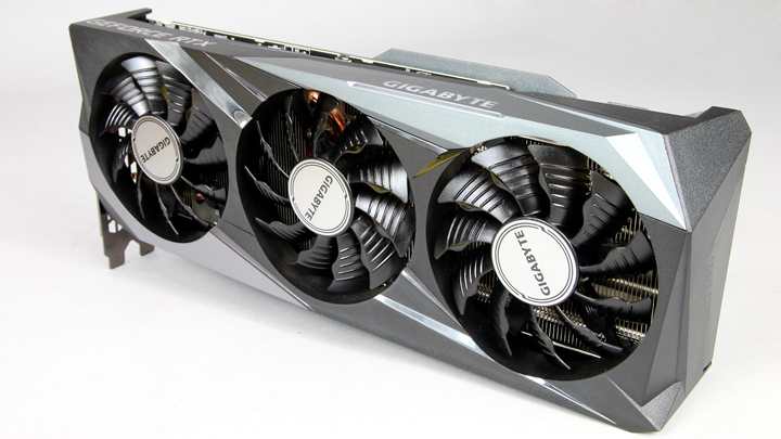 技嘉科技 GeForce RTX 3060 Ti GAMING OC PRO 8G 顯示卡在外觀設計上，以內斂的銀黑色為主色調，並以表面採用噴砂、亮面，以及拉絲…等多樣材質處理，使其更具沈穩大器的產品質感。