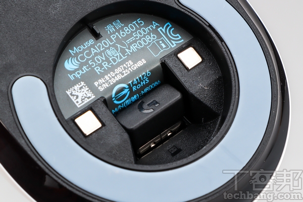 接收器收納 在POWERCORE無線充電模組之下，留有無線接收器的收納空間。