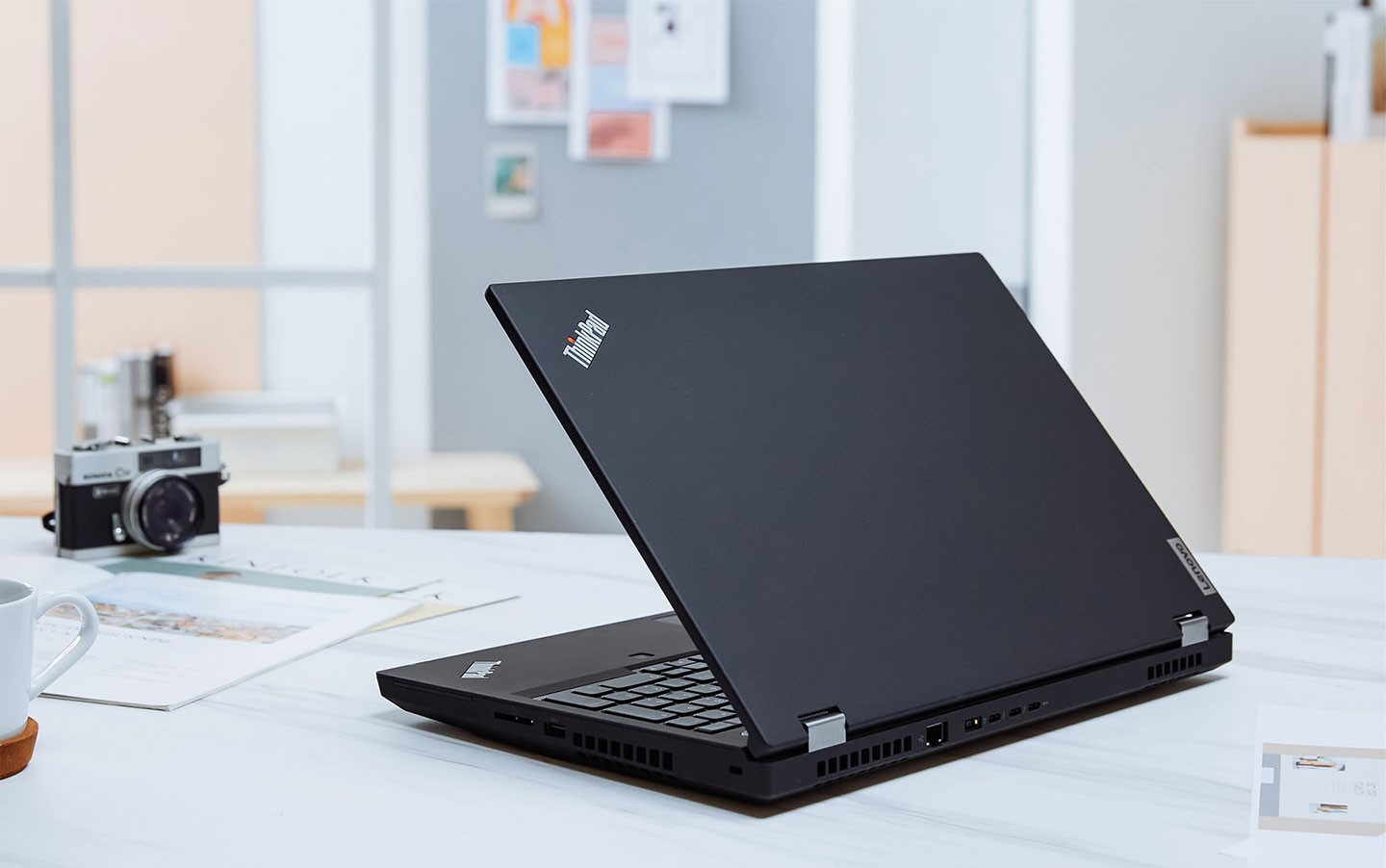 T15g Gen2 的外型延續 ThinkPad 家族最具標誌性的「小黑」風，機身由複合式材料打造，特別強調其堅固性與耐用度。