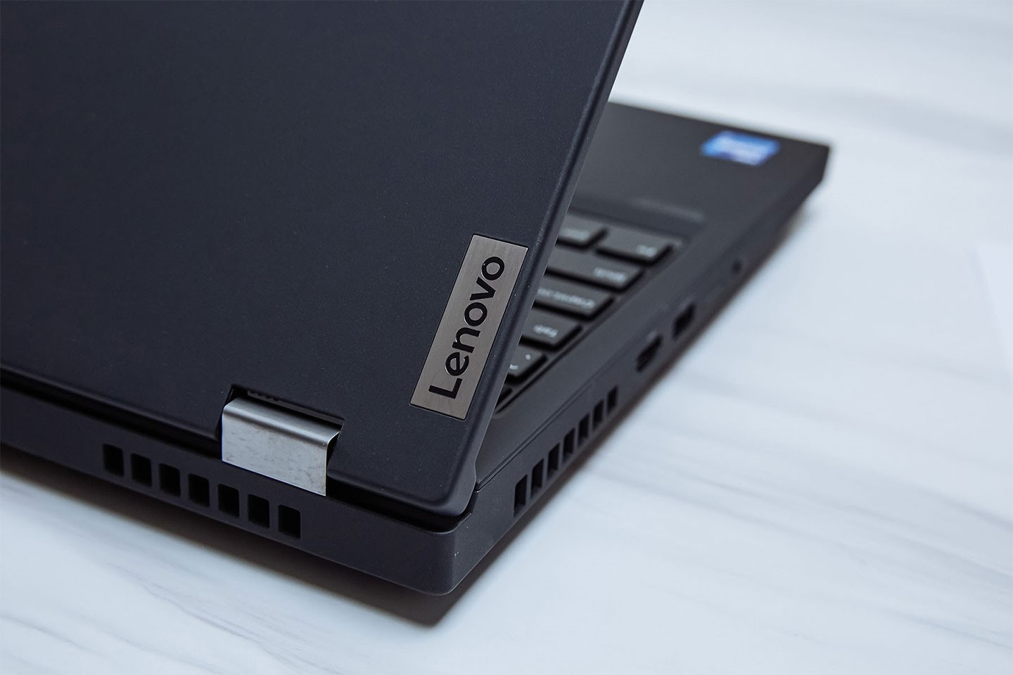 上蓋右下角以一塊 Lenovo 金屬銘牌點綴。