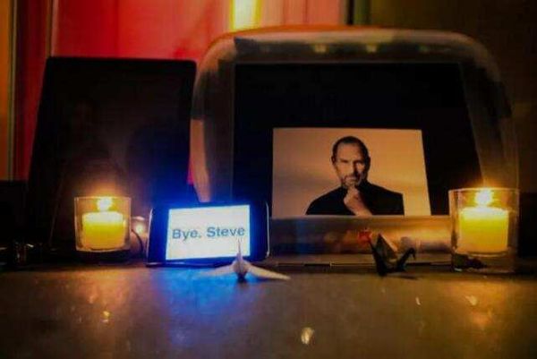 2011年10月5日，在舊金山斯托克頓街的蘋果專賣店為史蒂夫·賈伯斯舉行悼念儀式