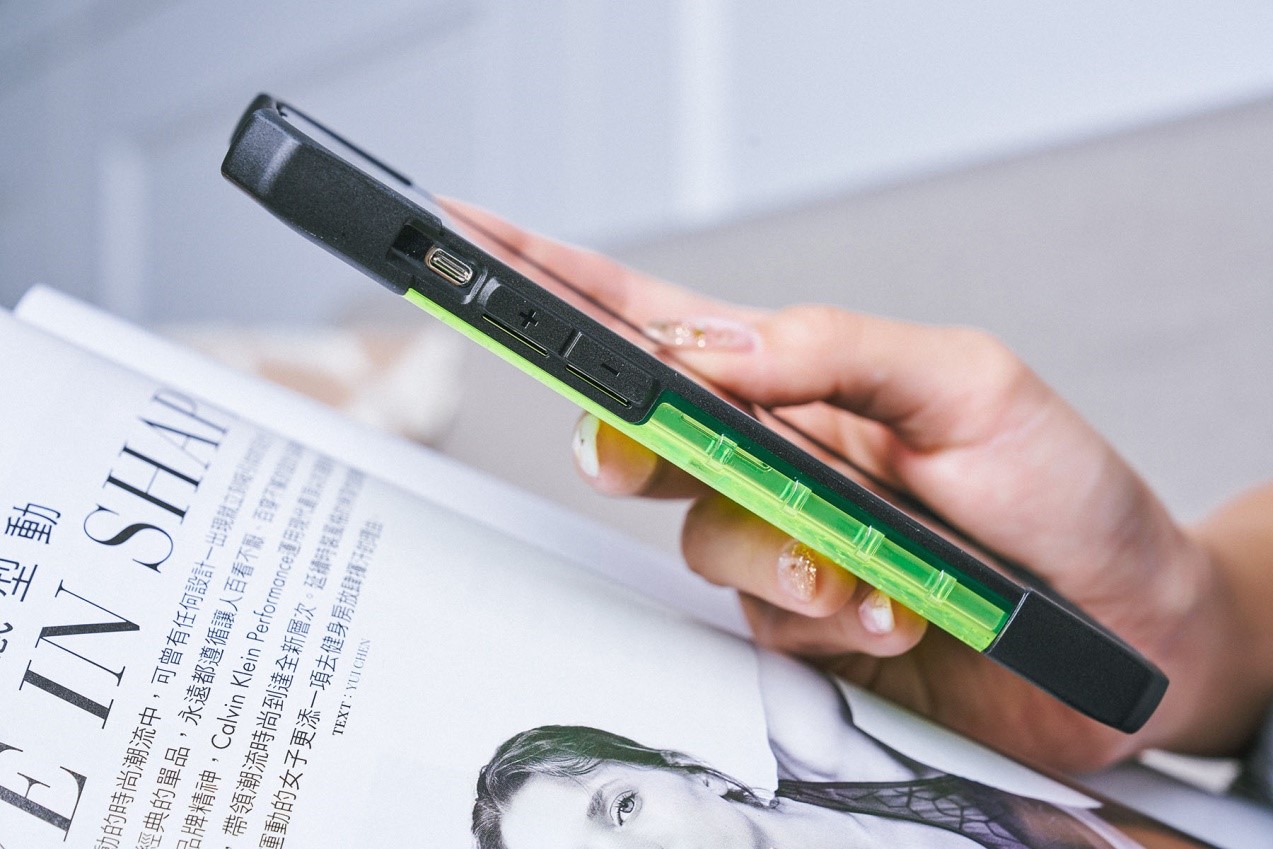 裝上透明系列保護殼後的 iPhone 13,握持時手指能自然貼緊磨擦力較高的背蓋,拿起來更加省力。
