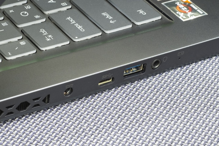 左側及右側 I/O 的分佈完全平均，兩邊都可插 USB，兩邊都可輸出外部螢幕。