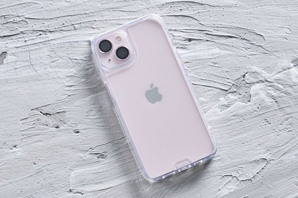  透明版本的晶石玻璃軍規防摔保殼在安裝上 iPhone 13 遠看幾乎像是裸機一般，能完整展現手機的原本計。