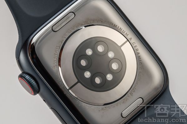 Apple Watch Series 7也有血氧濃度偵測功能，在疫情期間，可輔助快樂缺氧症狀的偵測。