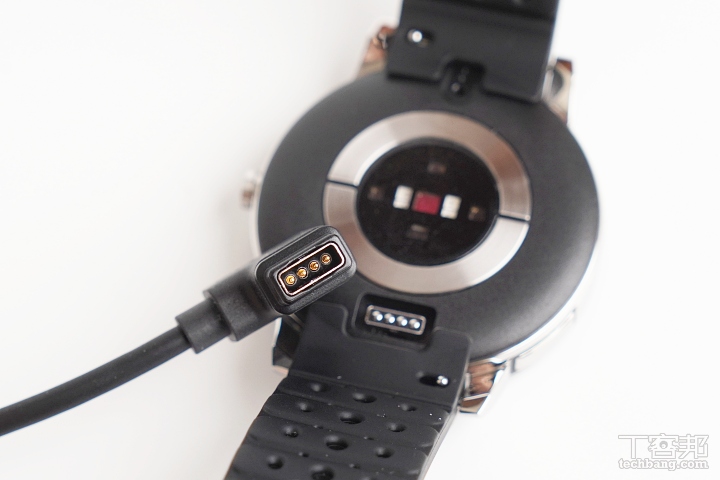 充電線採用 L 型計，沒有方向性，左右都可以裝上手錶充電。