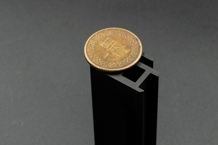片的高度接近 1 元硬幣的直徑，所以不適合放在顯示卡下方，好在最快的 Gen4 M.2 插槽通常也不會計在那麼尷尬的位置。